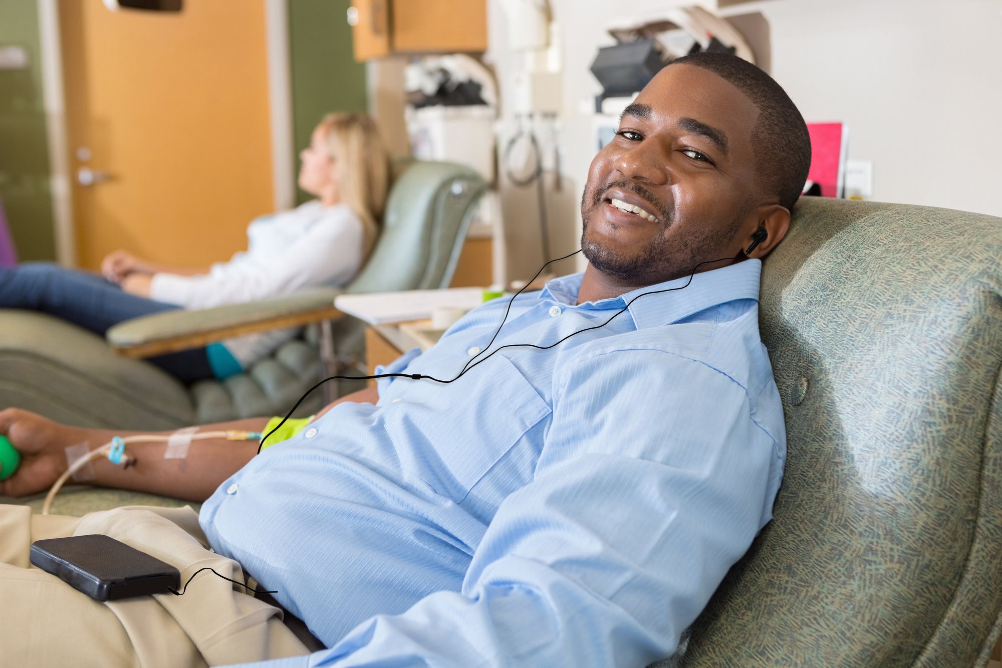 1AE215HPBLKSTK_AE215_LS_ManBloodDonor 3