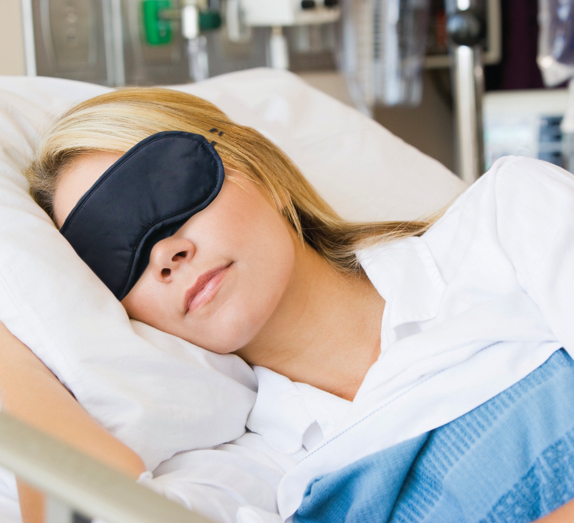 3EYECTNTRYBLK_AVID_LS_EyeShadeWomanInBed