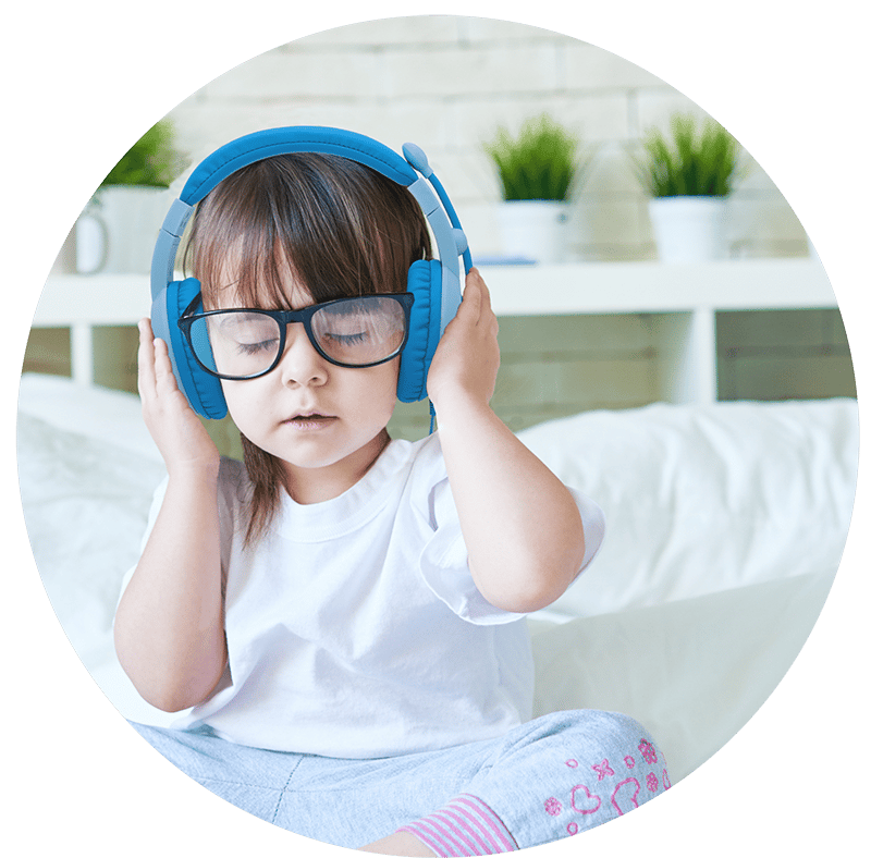 girl_wearing_avid_ae_25_early_learner_headphones