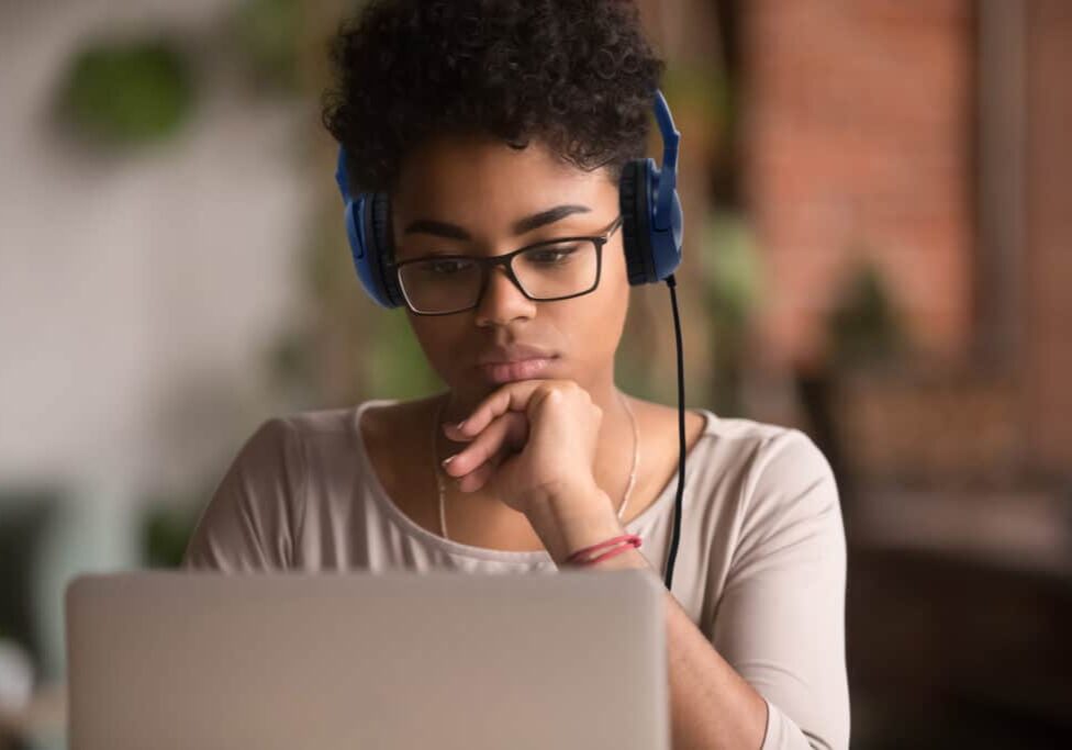 4 Benefits of Listening to Audio Through Headphones